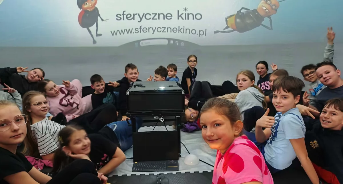 Kino w wielkiej bombie i ważne rozmowy o komputerach w bibliotece w Wojcieszkowie