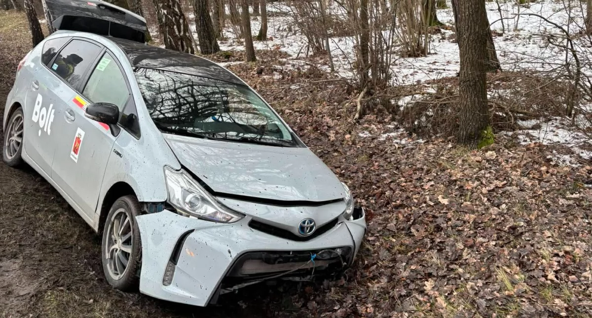 Groźny wypadek na trasie Łuków – Siedlce. Auto wpadło do rowu w Nowych Okninach