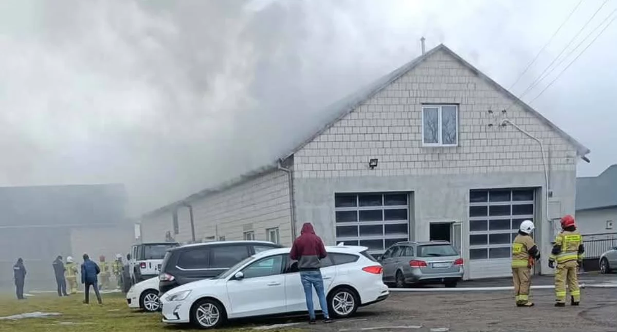 Czarny dym pod Łukowem!  Strażacy ratowali warsztat