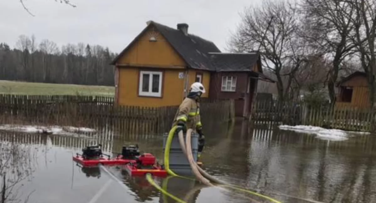 Woda wdziera się do domów pod Łukowem! Zobacz, gdzie jest najgorzej