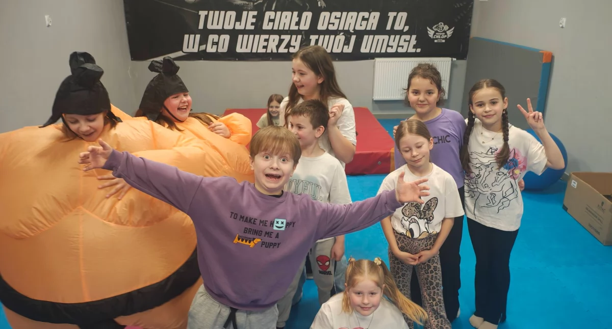Walki sumo w Trzebieszowie! Zobacz, jak dzieci przegoniły nudę