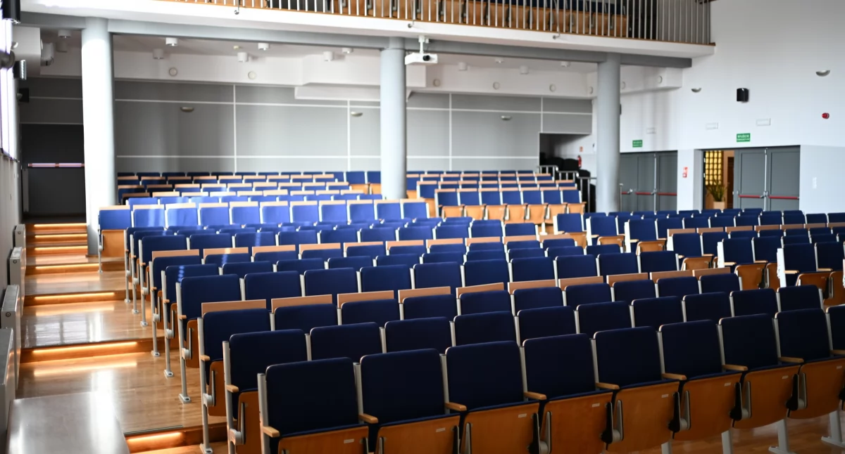 I LO w Łukowie: Słynna aula odświeżona. Komfort, jakiego nie było!