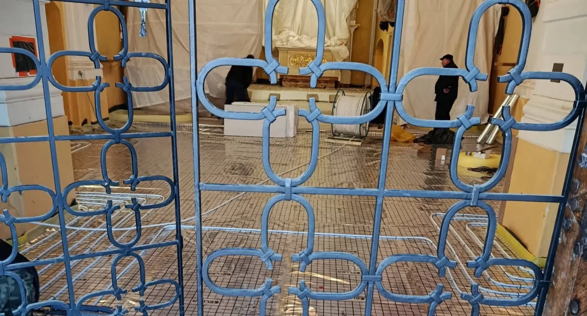 Marmur zamiast desek w Jeleńcu? Zobacz, jak zmienia się zabytkowy kościół!
