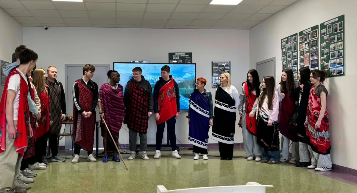 Uczniowie z Adamowa pomagają budować studnię w Tanzanii podczas spotkania z Masajem