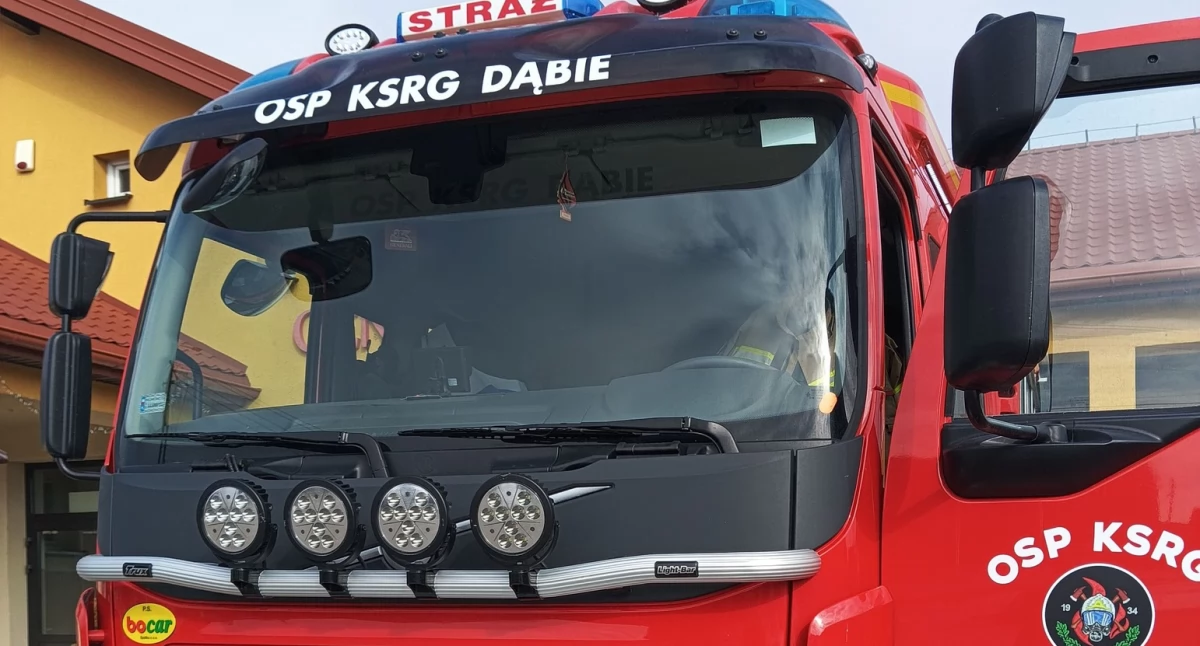 Kłęby dymu pod Łukowem! Rolnik w ostatniej chwili ratował swój sprzęt