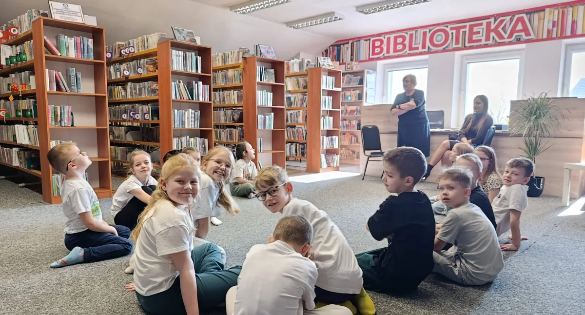 Biblioteka w Trzebieszowie: Tak dzieci z Dębowicy świętują Dzień Kobiet!
