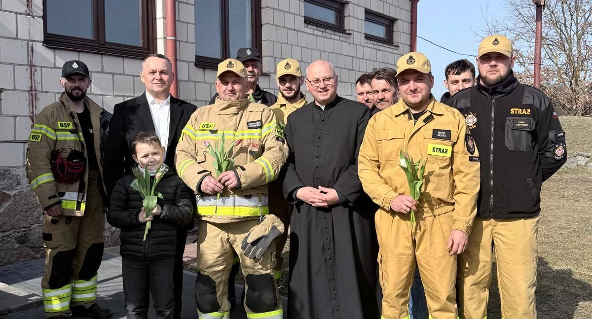 STRAŻACY Z SARNOWA SKRADLI SERCA MIESZKANEK: WYJĄTKOWA AKCJA Z OKAZJI DNIA KOBIET