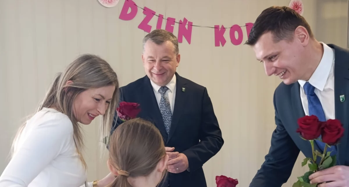 GMINNY DZIEŃ KOBIET W TRZEBIESZOWIE BYŁ PEŁEN MUZYKI I RADOŚCI