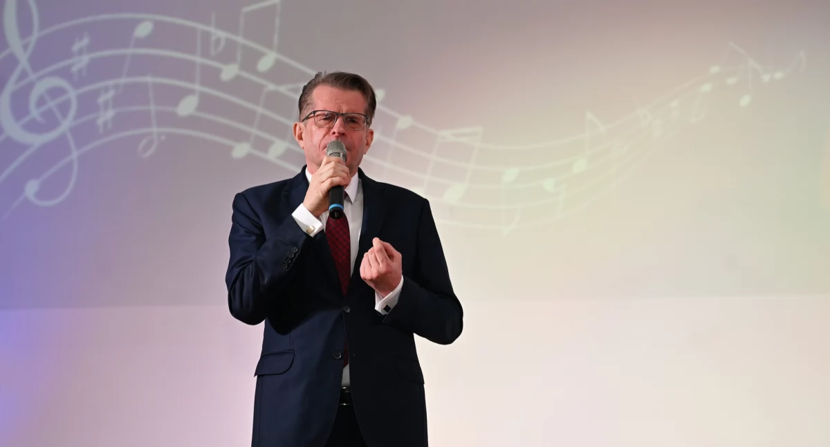 Co tam się działo! Starosta Dariusz Szustek zaśpiewał dla kobiet