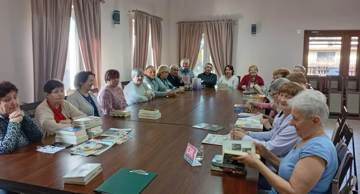 Seniorzy z Gołąbek i Dminina rozmawiali o trudnych rozstaniach oraz dawnych losach Polaków podczas marcowego spotkania klubu książki.