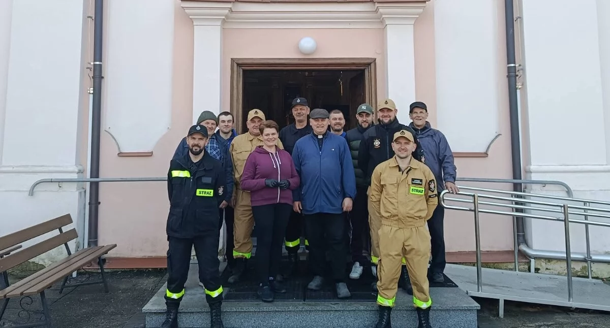 Parafia w Jeleńcu przygotowana na rekolekcje dzięki wielkiej pomocy mieszkańców i druhów OSP Sarnów