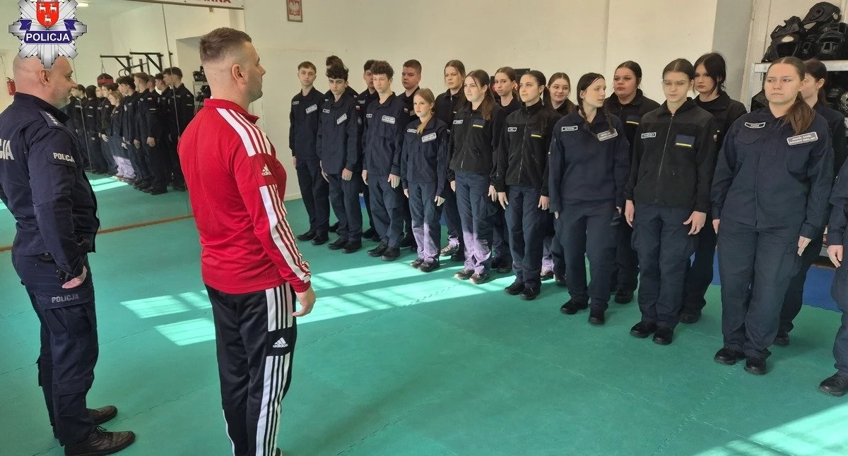 Policjanci z Łukowa szkolą przyszłych mundurowych w Radoryżu Smolanym