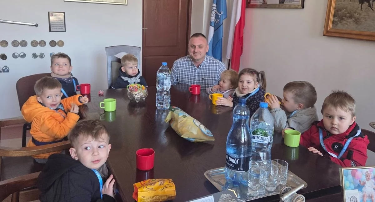 Stoczek Łukowski: Maluchy „przejęły” Urząd Miasta! Słodka niespodzianka u Burmistrza