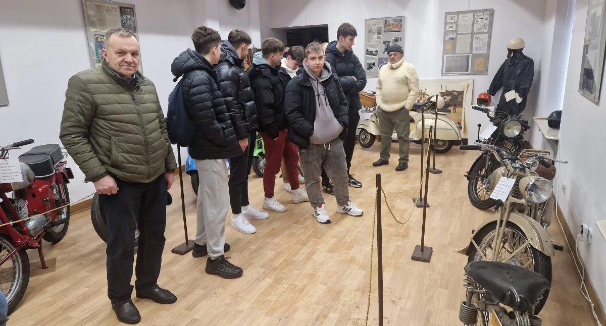 Uczniowie z „Alej” oglądali stare motocykle w łukowskim muzeum