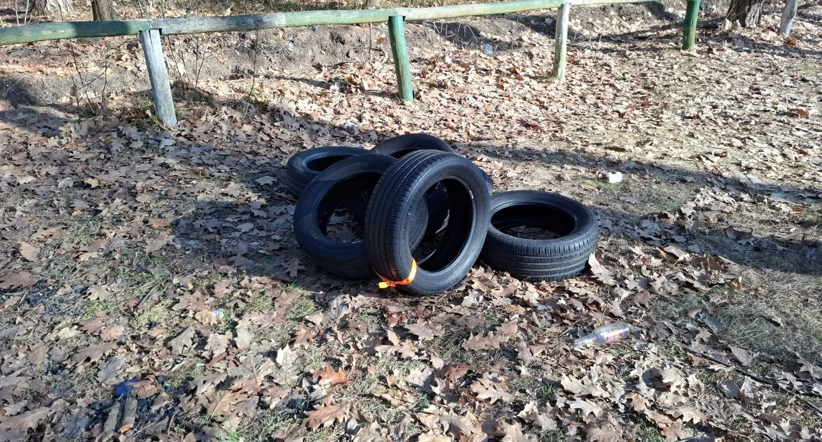 Opony w lesie pod Łukowem. Ktoś wyrzucił śmieci na parkingu.