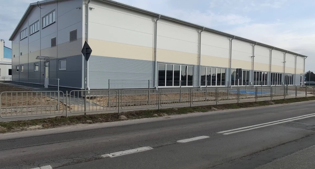 Nowa hala sportowa w Trzebieszowie już otwarta – dzieci grają w piłkę na nowoczesnym boisku