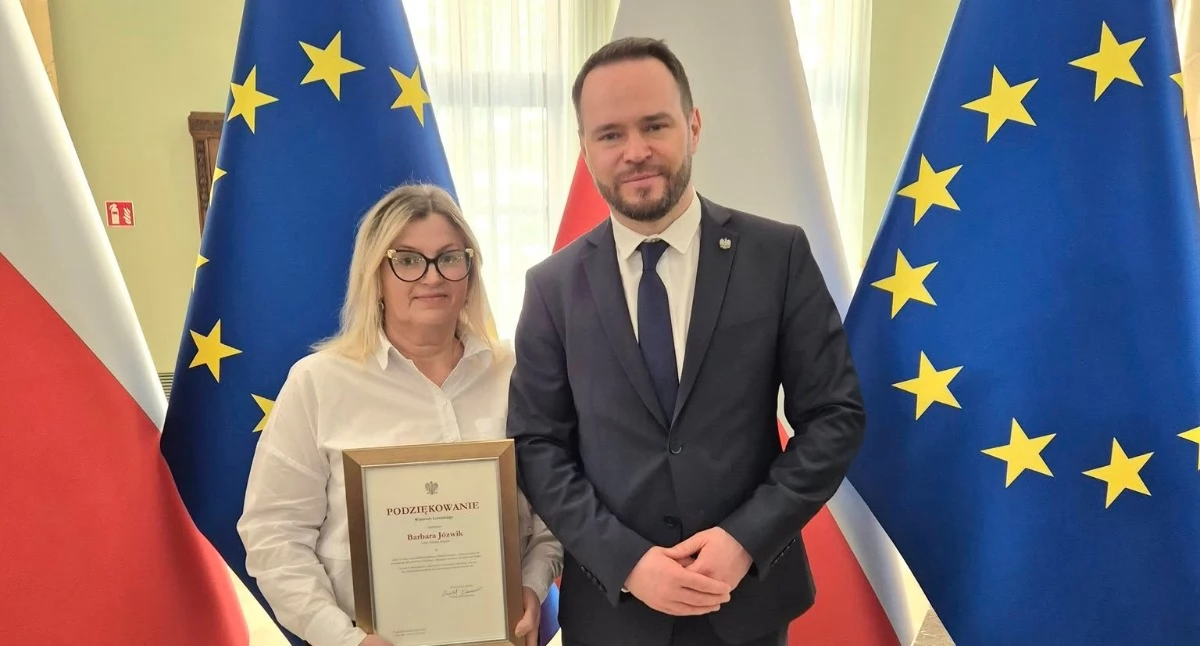 Sołtysi z powiatu łukowskiego docenieni w Lublinie: Barbara Józwik z Krzywdy z gratulacjami od wojewody
