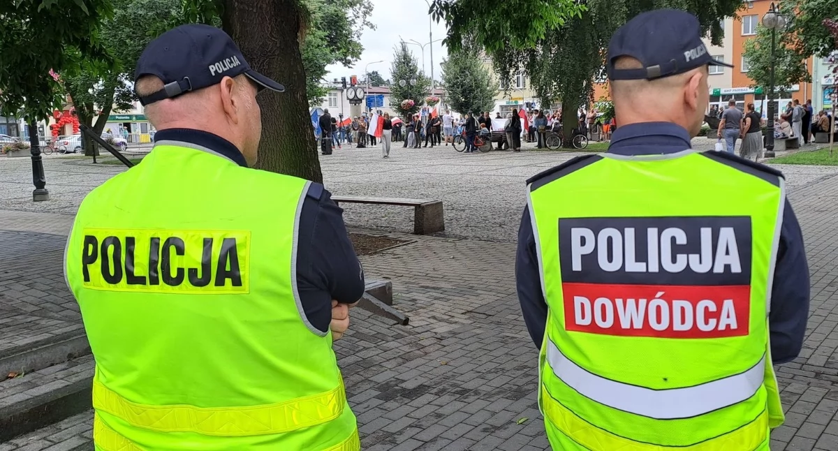 Brutalny atak pod sklepem w Helenowie: 3000 zł nagrody za pomoc w złapaniu kierowcy Audi