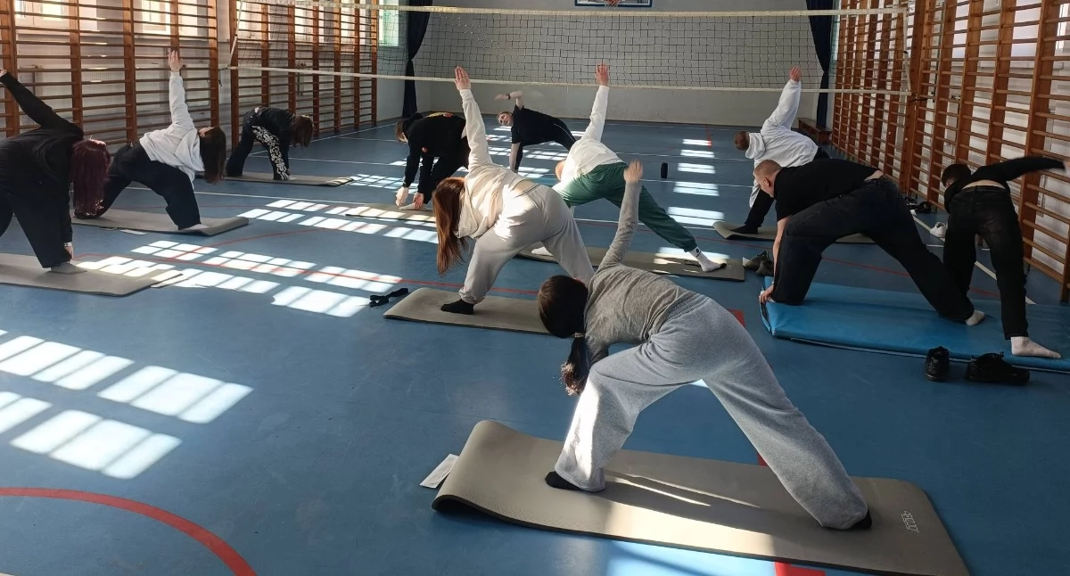 Joga w szkole w Radoryżu Smolanym: Uczniowie relaksują się podczas długiej przerwy