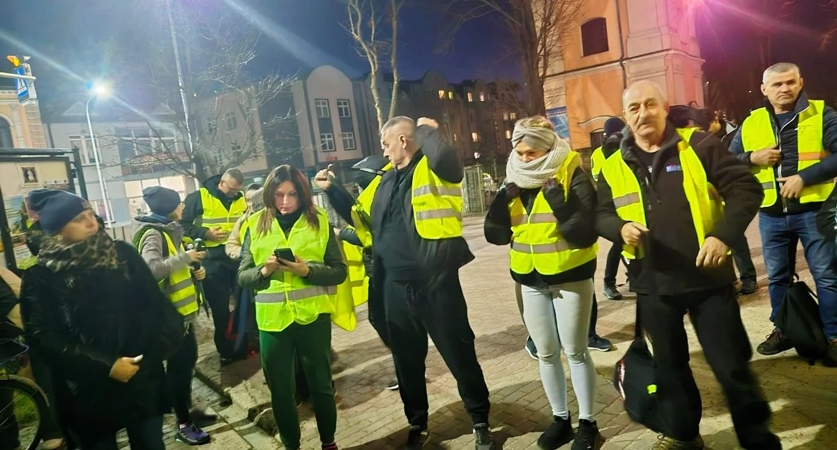 Ponad 100 osób idzie nocą z Łukowa do Woli Gułowskiej. Ruszyła Ekstremalna Droga Krzyżowa (FOTO + WIDEO)