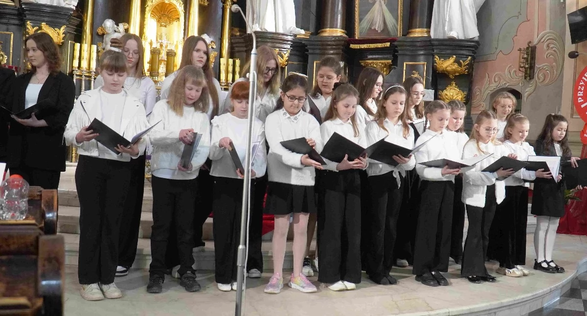 Wyjątkowy IV Koncert Pieśni Pasyjnych w Łukowie. Tak śpiewały nasze chóry! (FOTO + WIDEO)