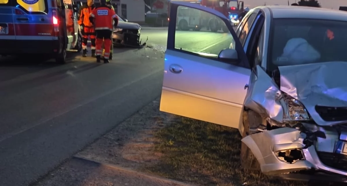 Groźne zderzenie opla z audi w gminie Krzywda. Służby w akcji, są duże utrudnienia (FOTO)