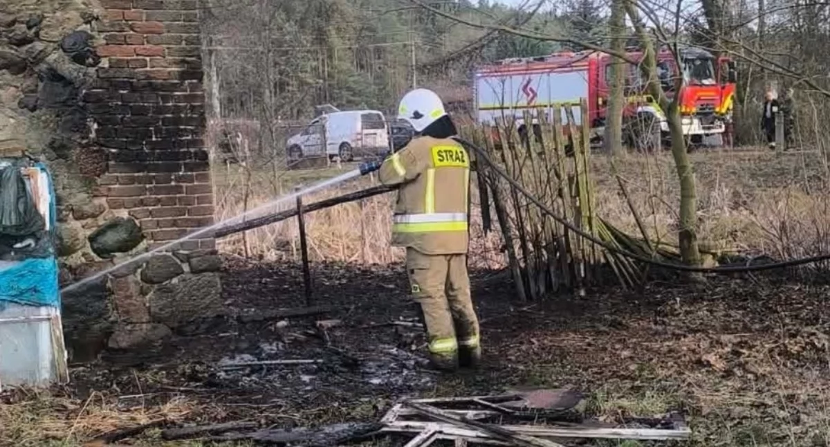 Groźny pożar w Wólce Poznańskiej: Strażacy apelują o rozwagę