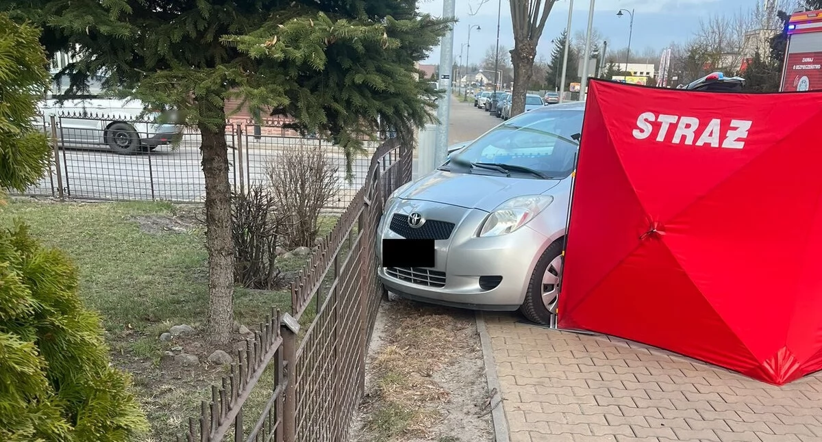 Dramat przy komisariacie. 73-latka uderzyła w płot i zmarła