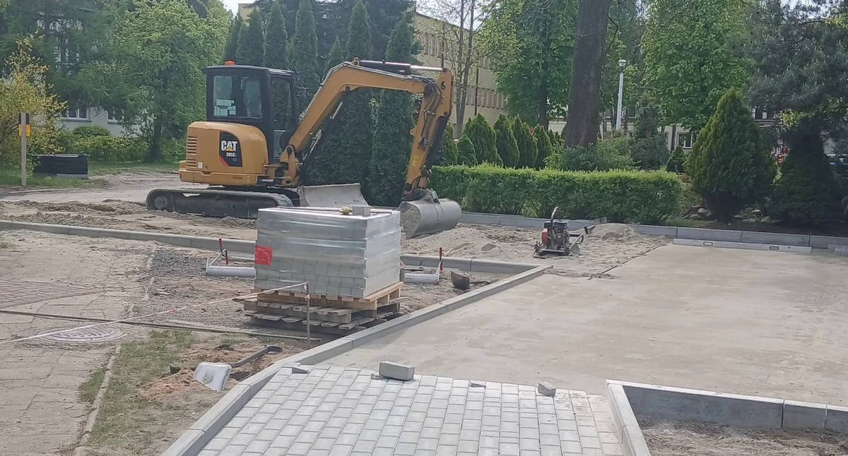 Stoczek Łukowski: 50-tonowe ciężarówki niszczą parking. Kto zapłaci?