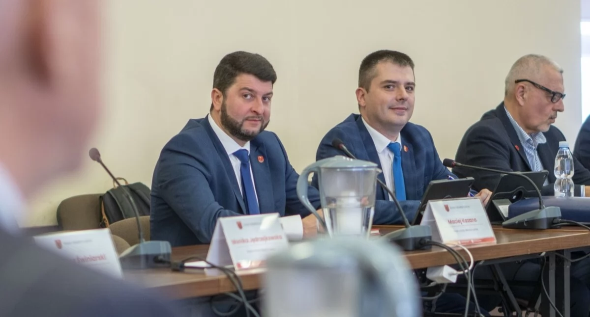 Ulice Łukowa nie wytrzymują ciężaru tirów. Radni domagają się zmian dla dobra mieszkańców