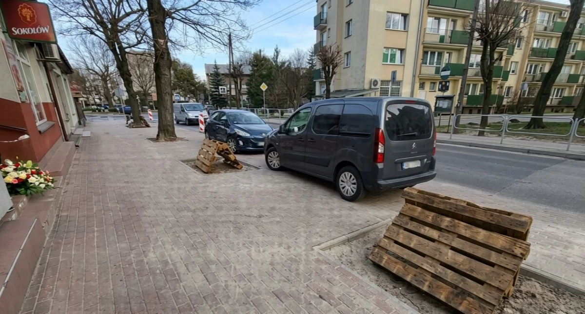 Mieszkańcy Łukowa proszą o naprawę chodnika i lepsze parkingi przy Partyzantów