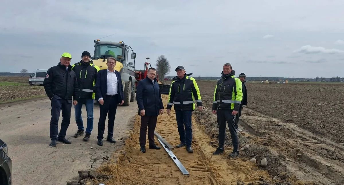 Bezpieczniejsza droga i nowe pobocza w gminach Krzywda i Stanin
