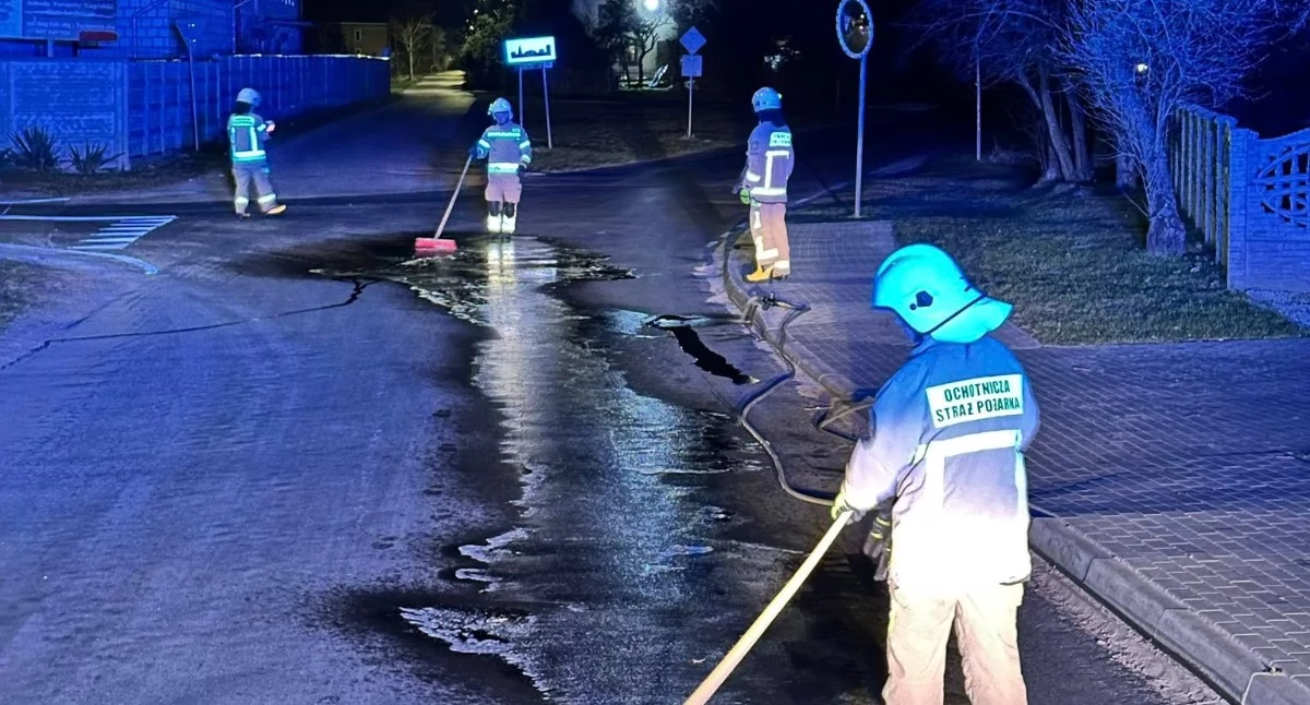 Interwencja strażaków w Tuchowiczu: Niebezpieczna substancja na drodze