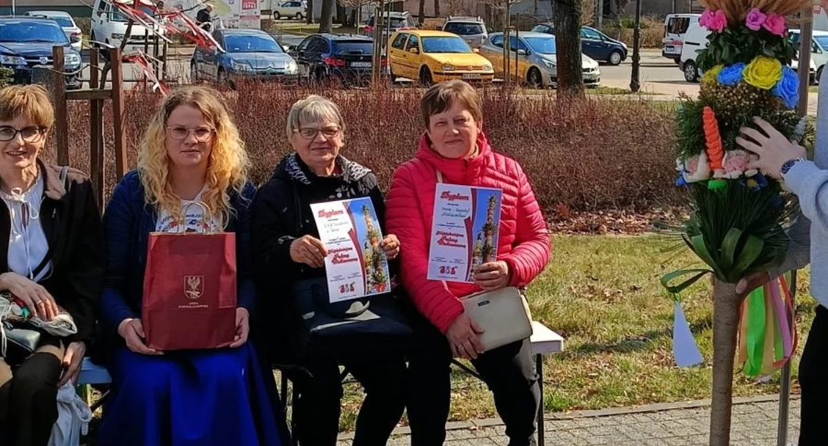 Koło Gospodyń Wiejskich Turczanki z pierwszym miejscem za najpiękniejszą palmę wielkanocną