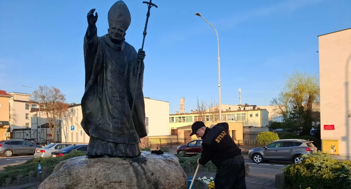 Niezwykły widok przy pomniku w Łukowie! Wiemy, co tam robili strażacy