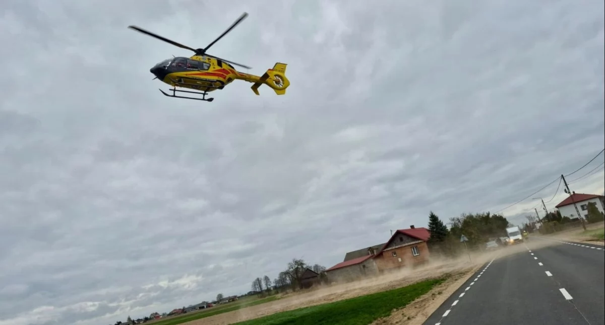 Dramatyczny wypadek w Anoninie. Śmigłowiec ratunkowy ląduje w środku wsi