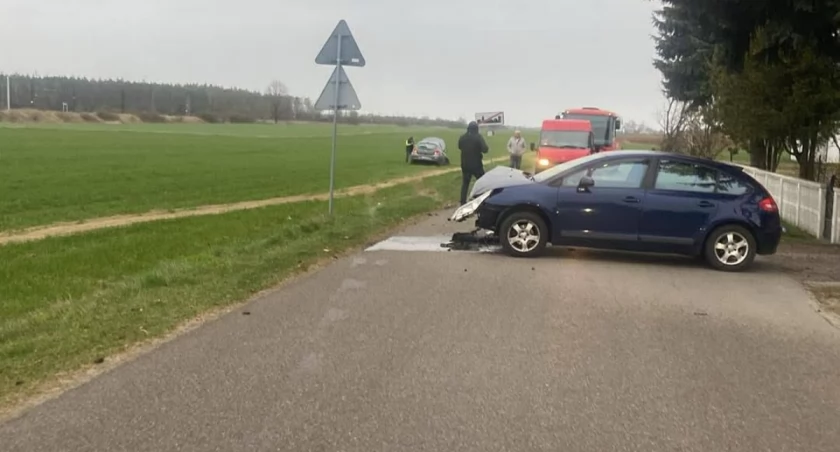 Kolizja w Sarnowie. Citroen i chevrolet mocno rozbite!