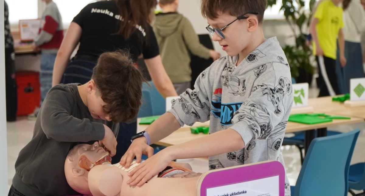 Interaktywna nauka zawitała do Wojcieszkowa z robotem AMI i nie tylko