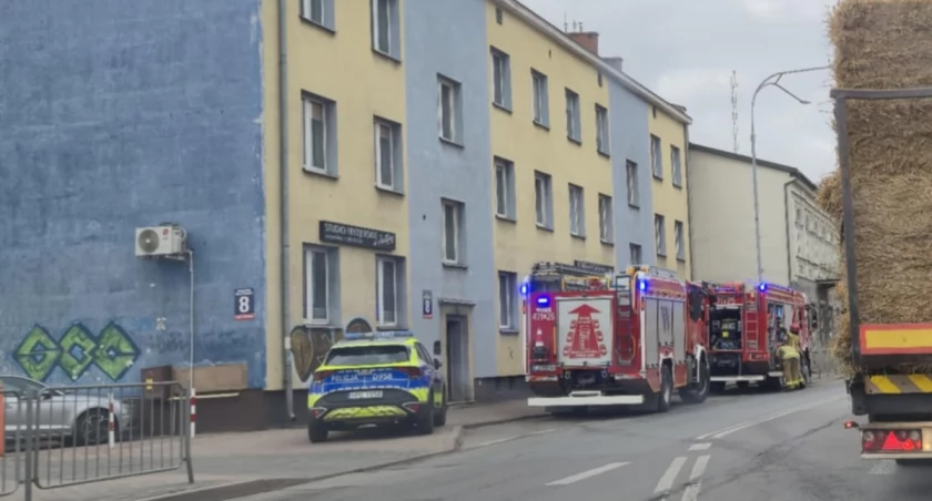Strażacy na sygnale przy ulicy Wyszyńskiego. Ktoś rozpalił ognisko w piwnicy
