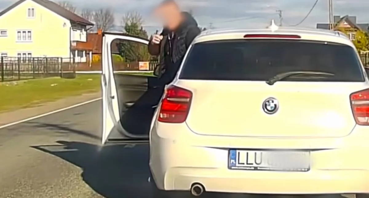 Agresja drogowa w białym BMW na numerach LLU. Nagranie z ataku na kobietę podbija sieć