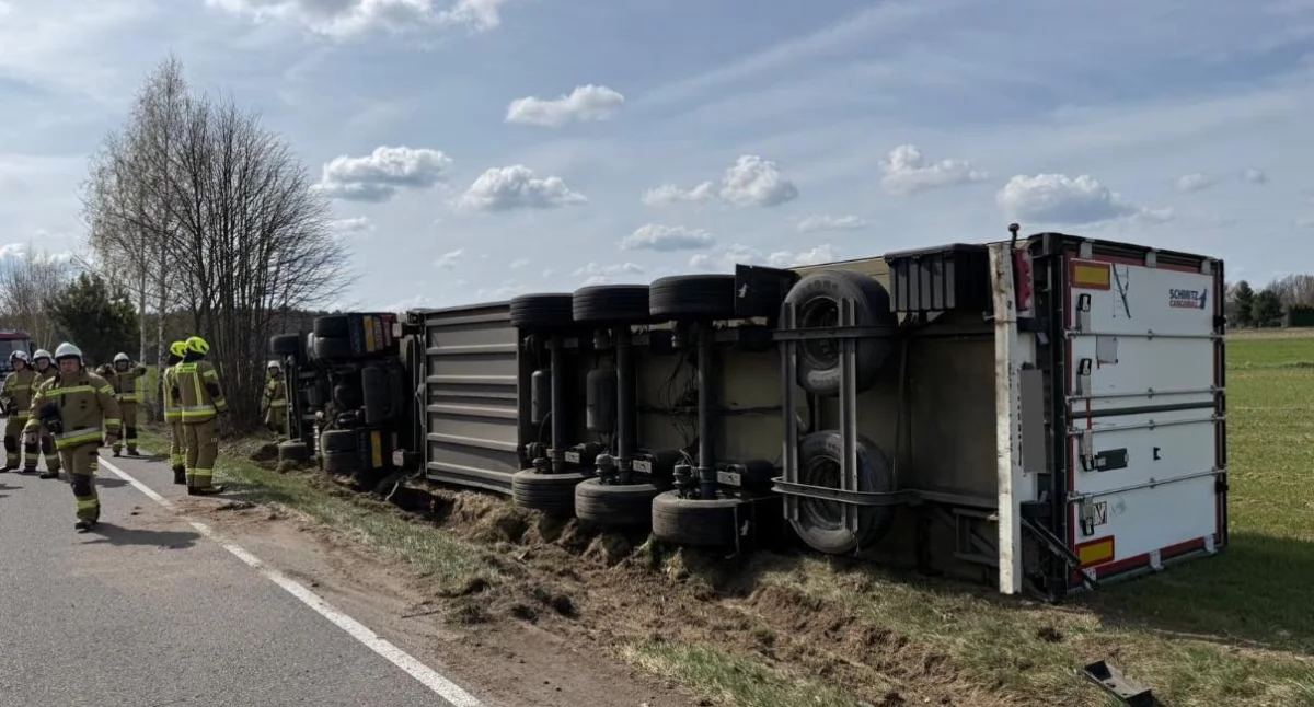 Groźny wypadek ciężarówki w Nowej Wróblinie. Służby ratunkowe w akcji przez wiele godzin!