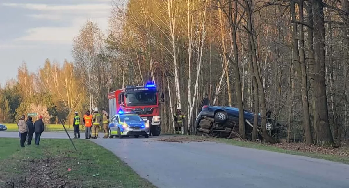 Dramat na drodze! Samochód z impetem wbił się w las! Lądował śmigłowiec LPR