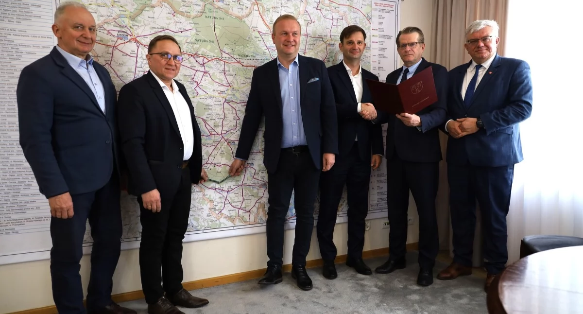 Ponad 10 milionów złotych na drogi w gminie Adamów. Umowa podpisana!