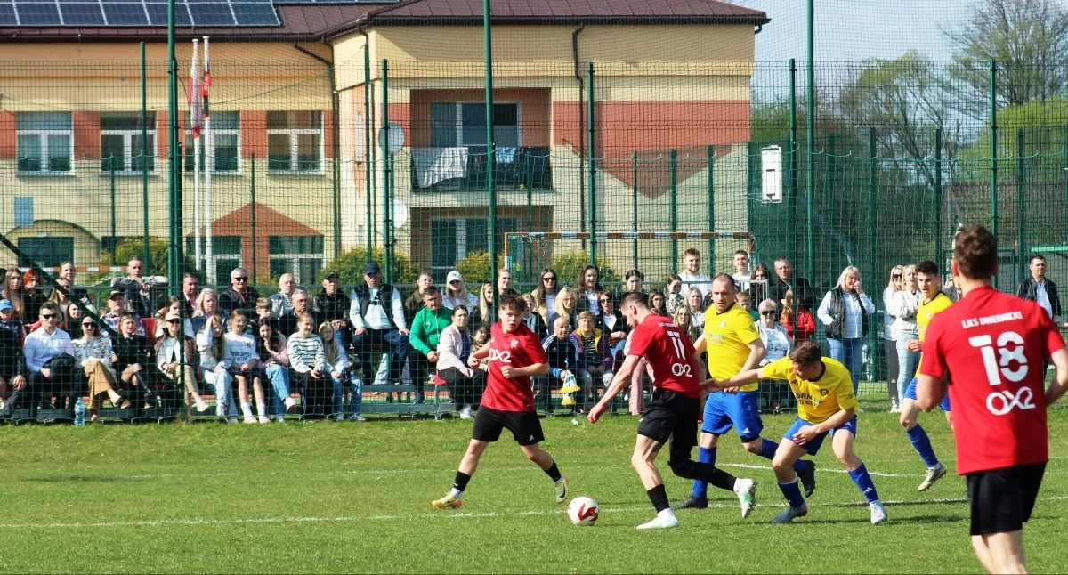 Zacięte Derby Stoczka Łukowskiego: Róża triumfuje w osłabieniu mimo kontrowersji (WIDEO i FOTO)