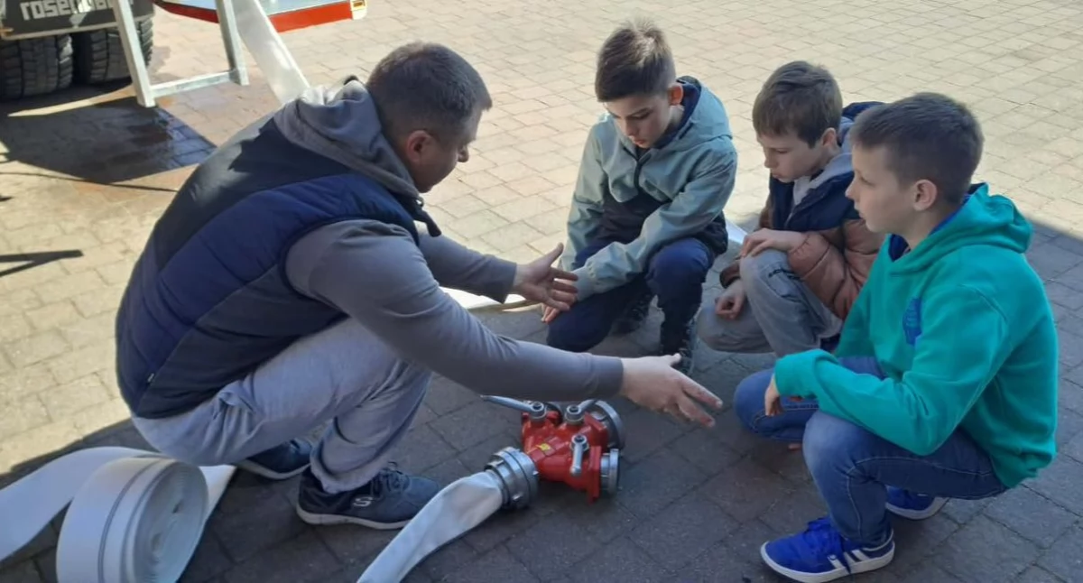Młodzi adepci pożarnictwa z Krynki w ogniu pytań i praktyki. Przygotowania do turnieju w OSP