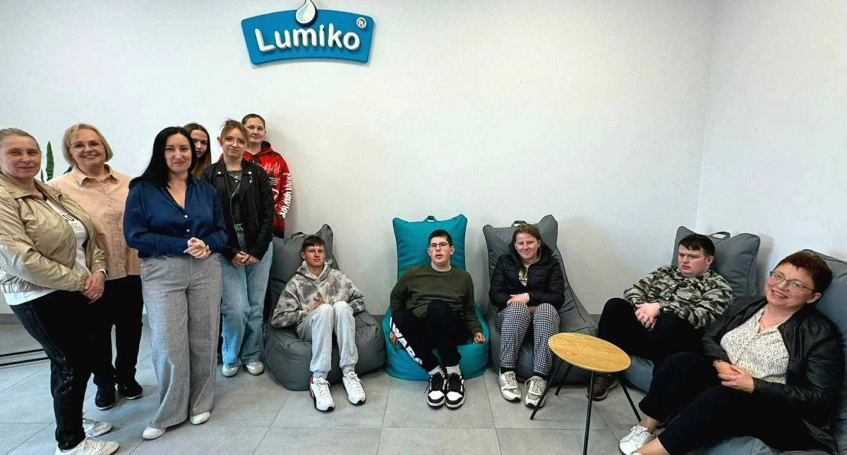 Szkoła i biznes ramię w ramię. Uczniowie z „Warszawskiej” z wizytą w zakładzie Lumiko