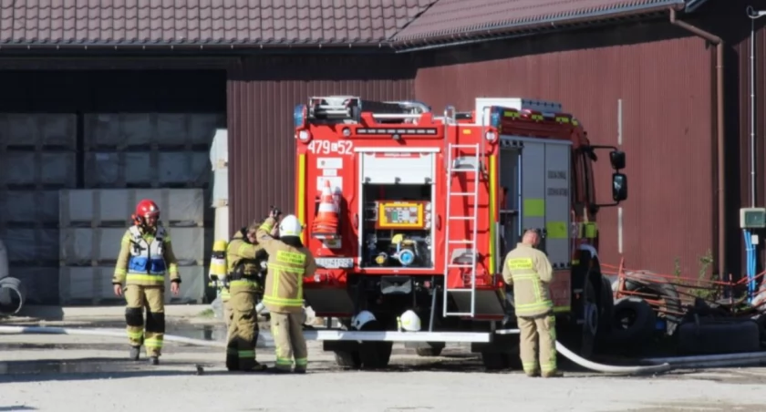 Piekło w Jamielniku. Strażacy walczą z ogniem i silnym wiatrem [ZDJĘCIA, WIDEO]