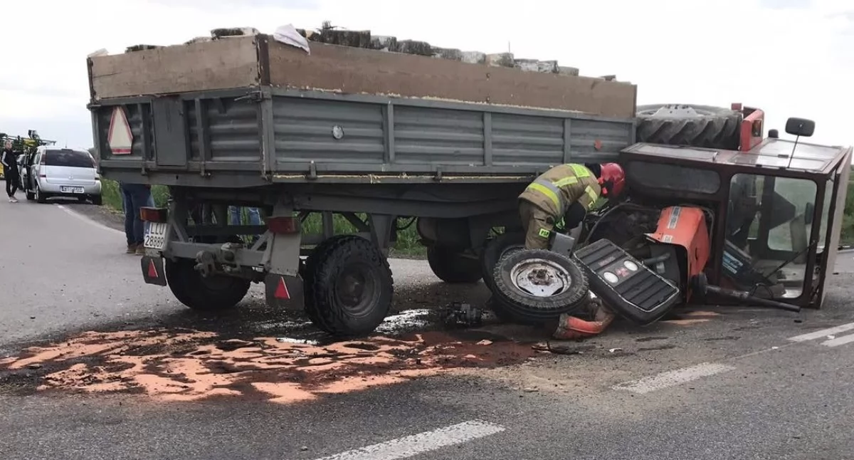 Groźne zdarzenie pod Łukowem. Nie uwierzycie, jak wyglądał samochód po starciu z maszyną rolniczą