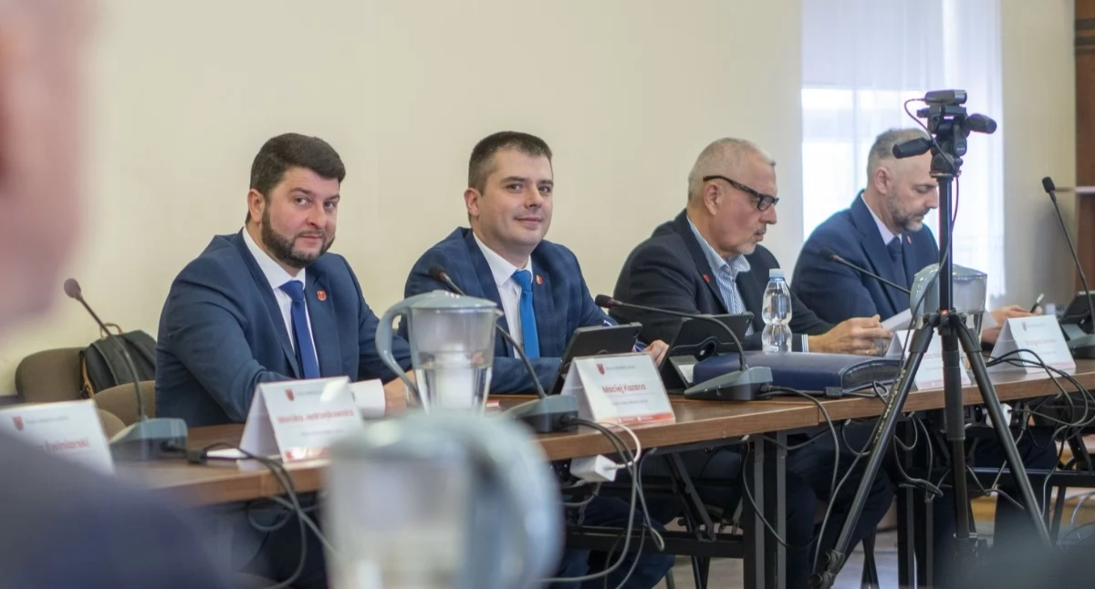 Radny Kazana pisze do burmistrza. Interwencja w sprawie pustostanu w Łukowie  