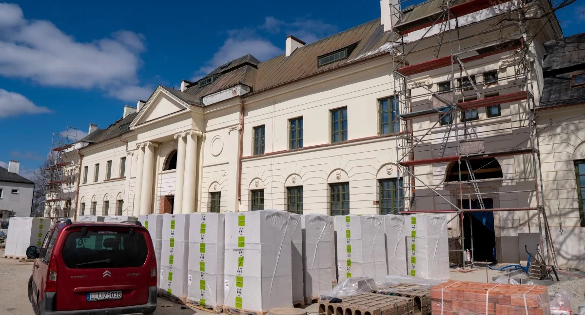 Na dworcu w Łukowie rośnie nowa sala widowiskowa (GALERIA)